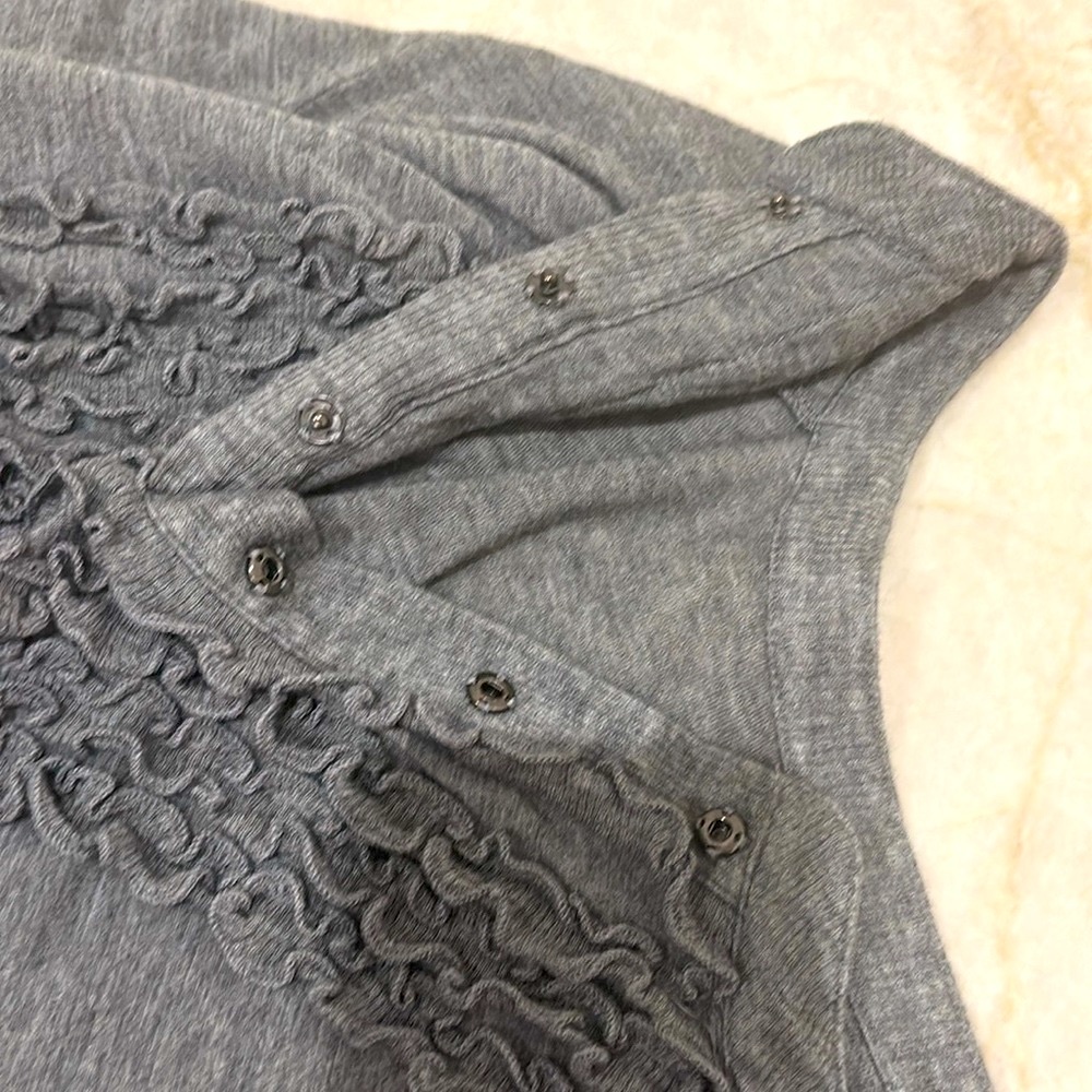 Kenneth Cole. Gray Ruffled Women's Top, 3/4 sleeves, Business casual. Size large - Picture 5 of 9